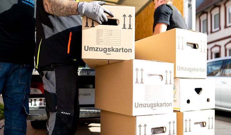 Mitarbeiter von Express Umzug bei der Einlagerung von Umzugskartons und Gegenständen