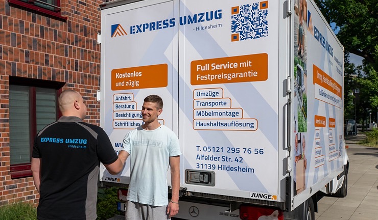 Umzugsfahrzeug von Express Umzug in Hildesheim mit Serviceübersicht