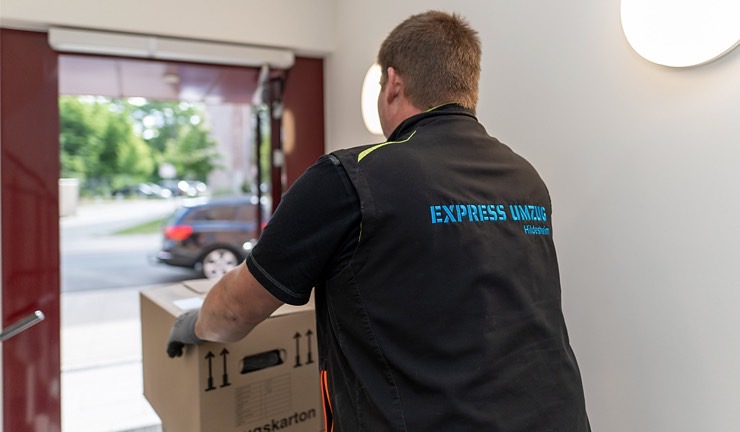 Zupackende Umzugshelfer von Express Umzug beim Möbeltransport in Hildesheim
