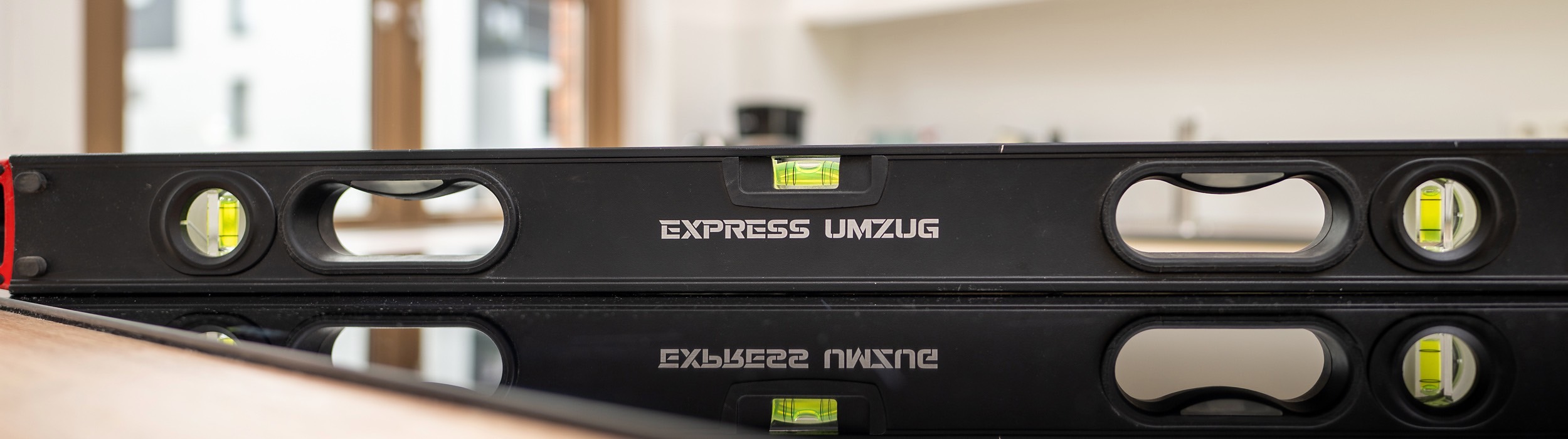 Wasserwaage bei der präzisen Möbelmontage durch Express Umzug