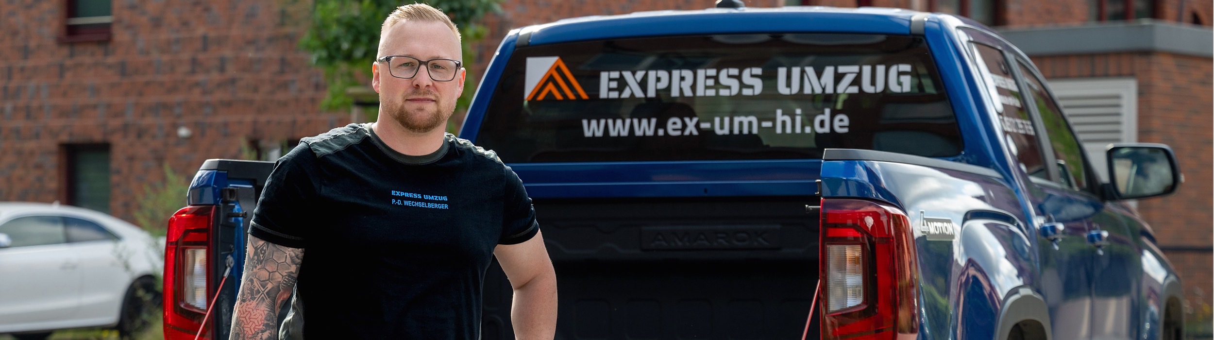 Mitarbeiter von Express Umzug vor Fahrzeug für unkomplizierte Kleintransporte in Hildesheim
